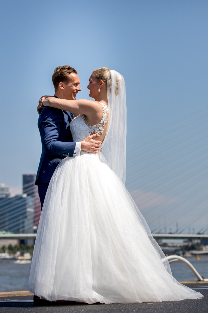Trouwen fotoshoot Rotterdam Erasmusbrug bruidspaar